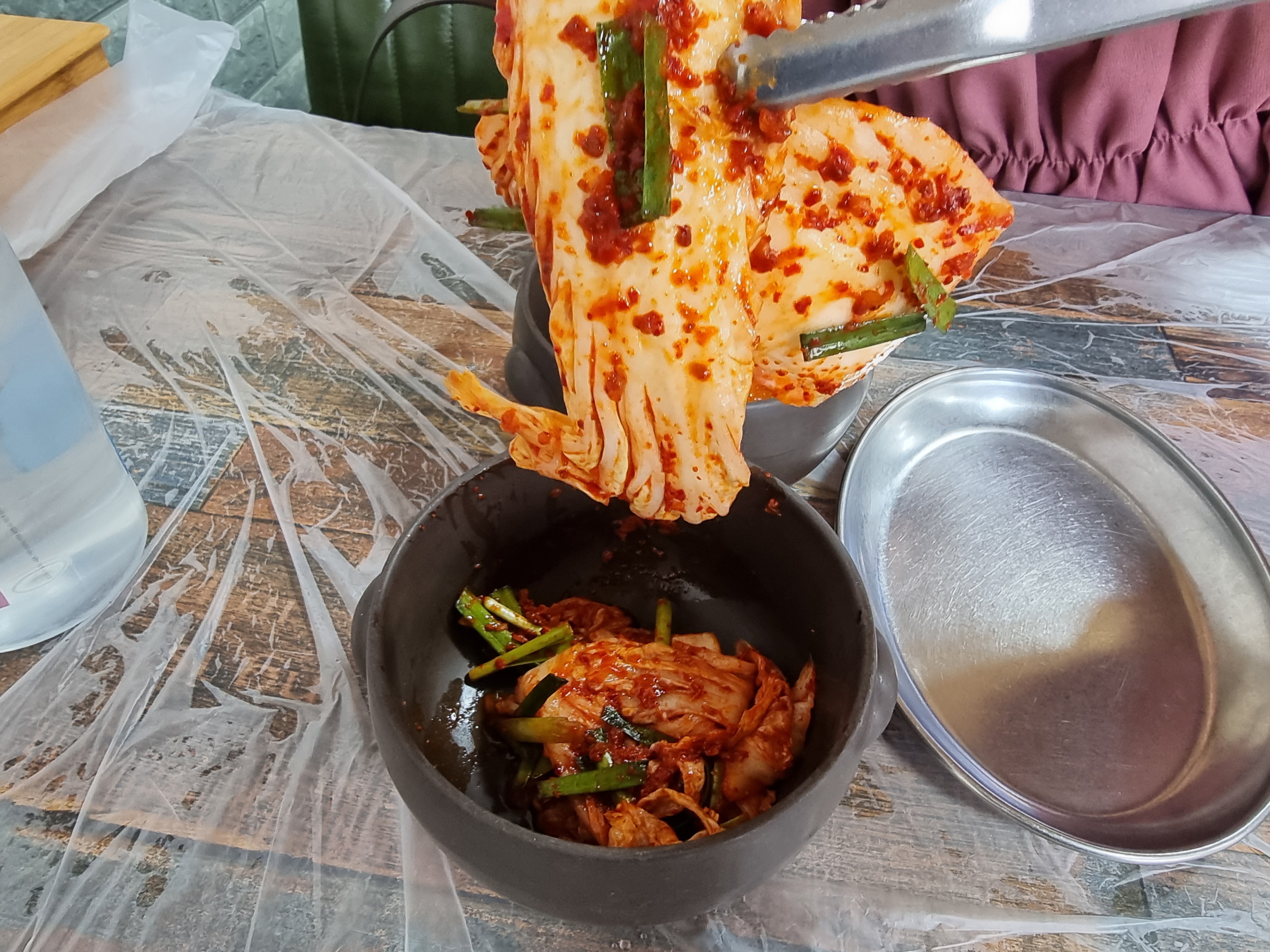 안동여행_남원추어탕안동찜닭_김치 맛있어요_음식차리기전에 테이블에 비닐깔아주심