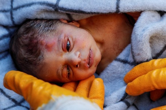 "튀르키예 지진으로 무너진 아파트'에서 18개월 된 아기가 56시간 만에 구조되었습니다. 아기는 죽음에 문턱에서 가까스로 살아서 돌아왔습니다.