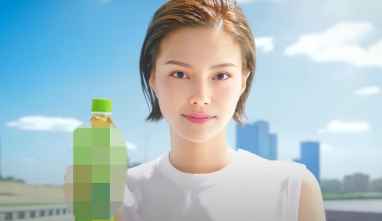 일본의 한 음료 회사 광고에 출연한 AI 광고 모델