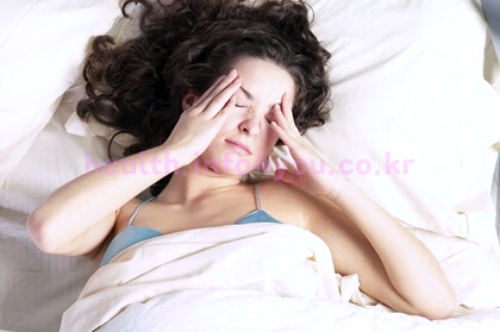 불면증 때문에 잠을 못 자 힘들어 하는 여성
