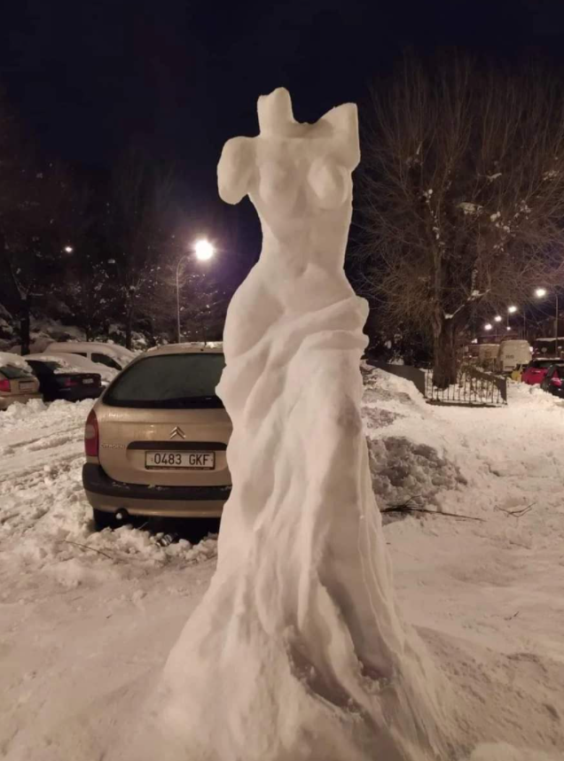  과제에 미친 대학원생이 만든 눈조각상