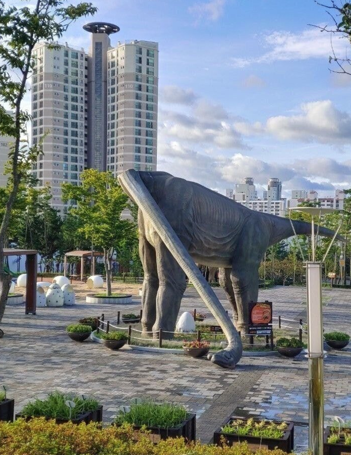  태풍 때 목 부러진 울산 공룡 근황