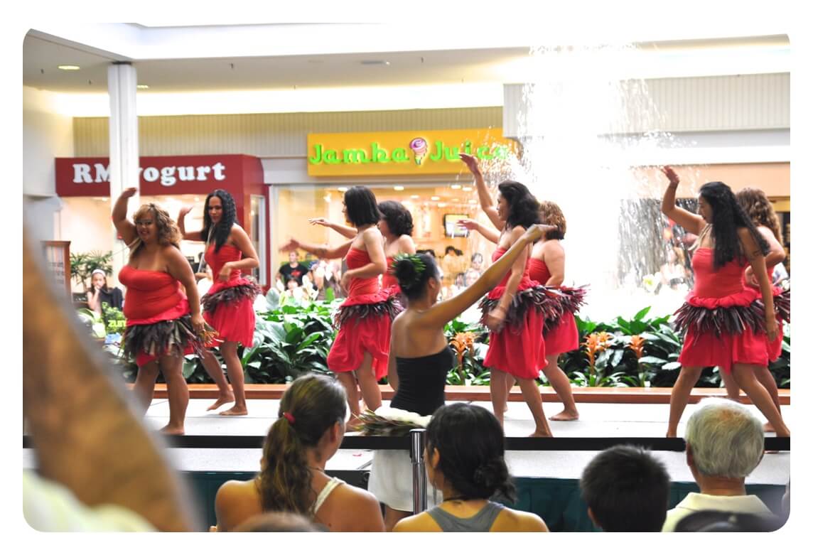 하와이 오아후섬 카할라 몰 Kahala Mall 내부 공연하는 모습을 찍은 사진
