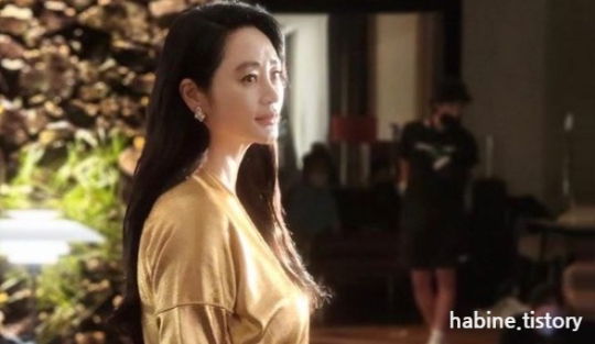 금색 드레스 입은 김혜수