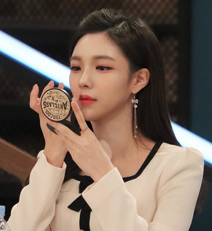 방송국에서 화장을 고치고 있는 정은혜 아나운서 사진