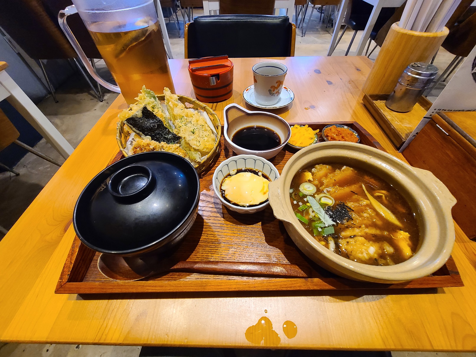 신야텐야 롤카츠나베정식 구성&#44; 롤카츠가 국물에 담가져있어 가츠동 먹는 양 촉촉한 가츠였다. 거기에 밥과 튀김&#44; 소우&#44; 단무지&#44; 수란 등으로 구성돼있다.