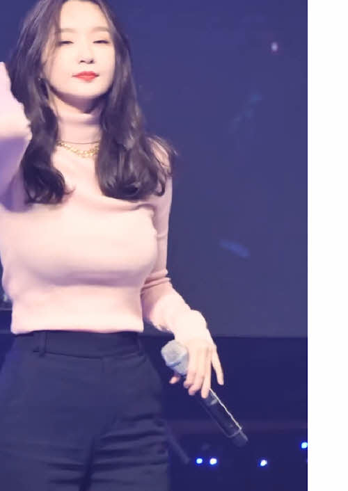  위치 때문에 쳐진거다 VS 거대한거다 논란이되는 강민경 짤들