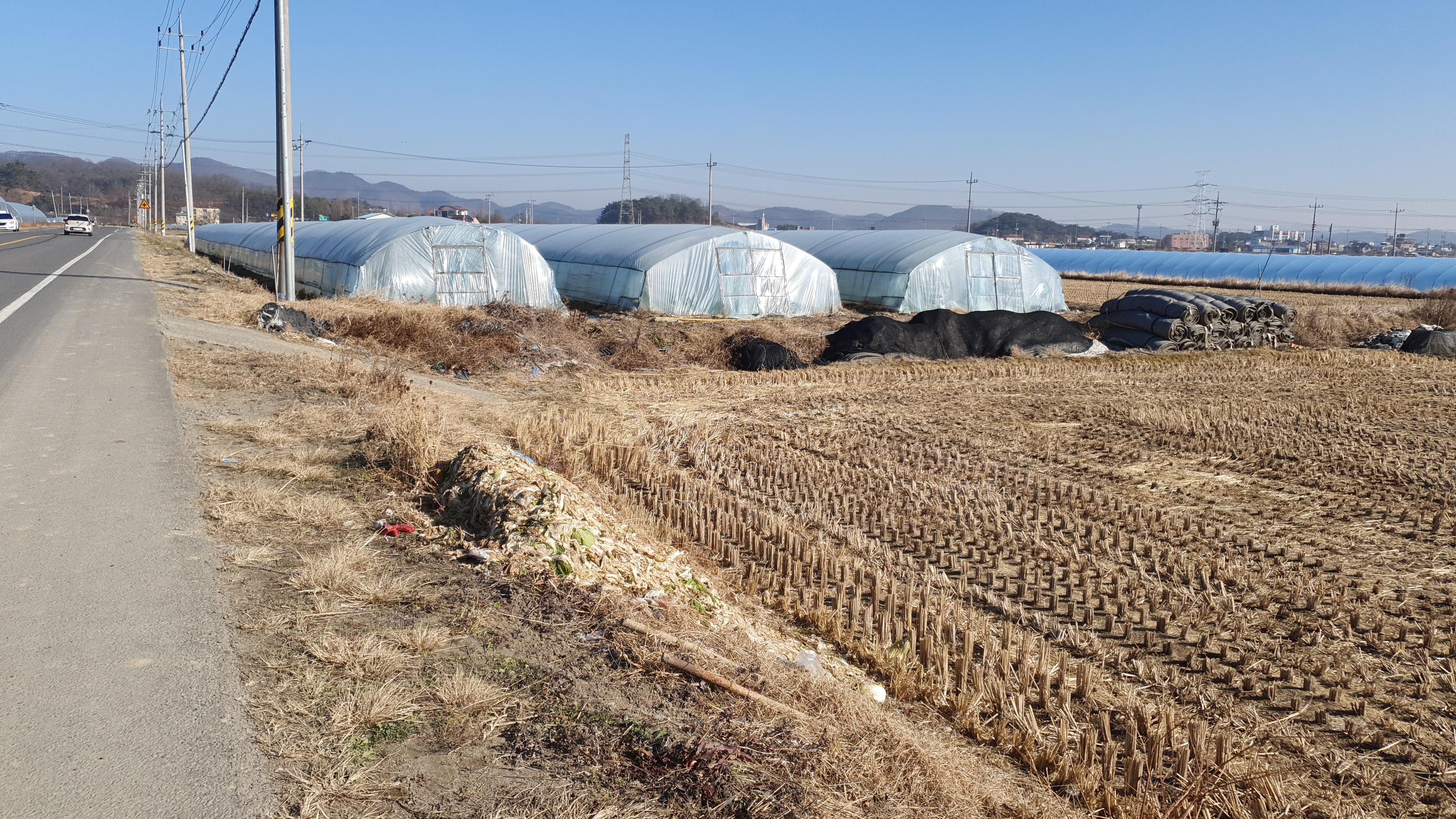  (땅나라 416번) 함안 대산면 소재 2차선 도로변 접근성 좋은 농지 3필지 일괄 매매 / 문의 055)253-6609