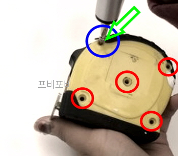 줄자 케이스 커버 나사를 고정하는 모습