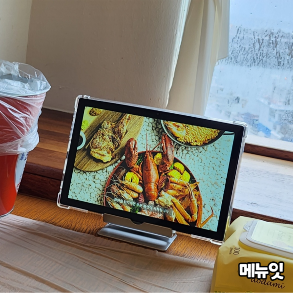  더비치크랩 제주산방산점 해산물집 태블릿메뉴판 메뉴잇 설치 사례