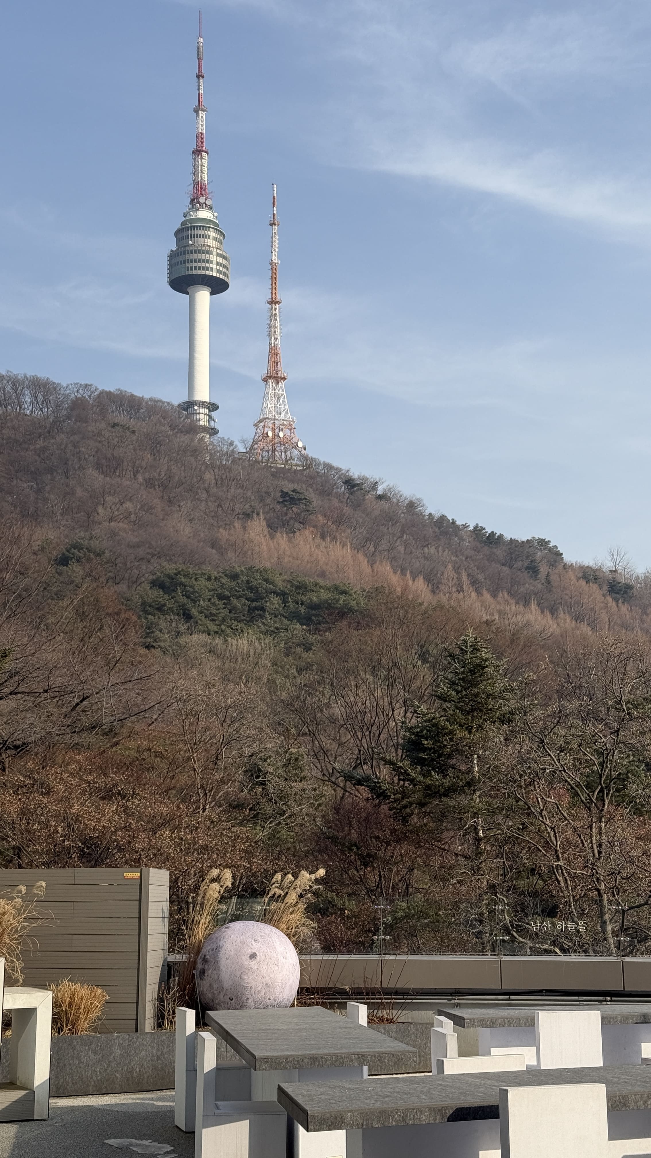 남산도서관&amp;#44; 남산타워 바로 앞 서울 가볼 만한 곳