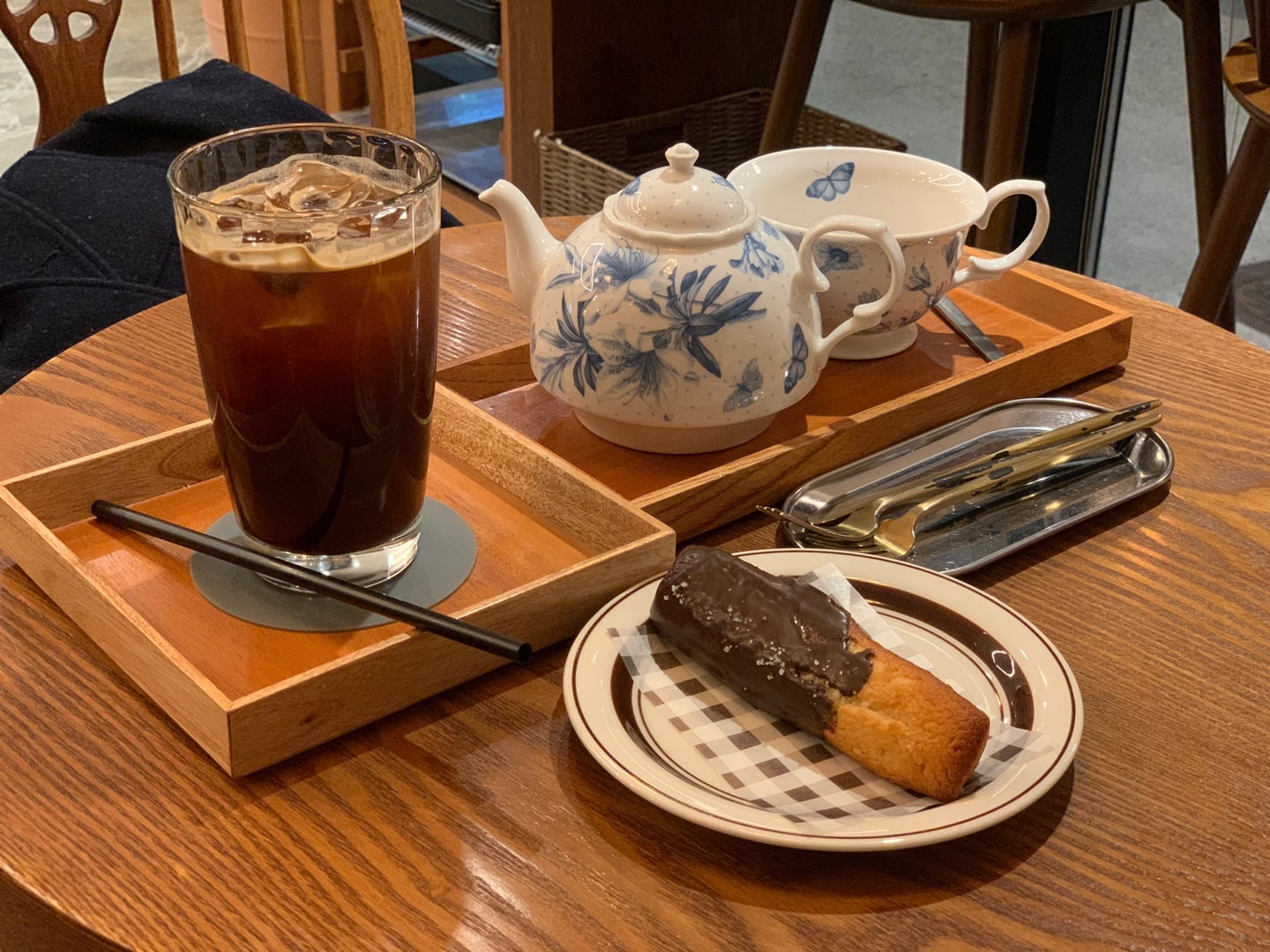  [신논현역] 로우어가든, 디저트가 맛있는 유럽 갬성이 묻어나는 화사한 카페(feat. 휘낭시에, 버터 바)