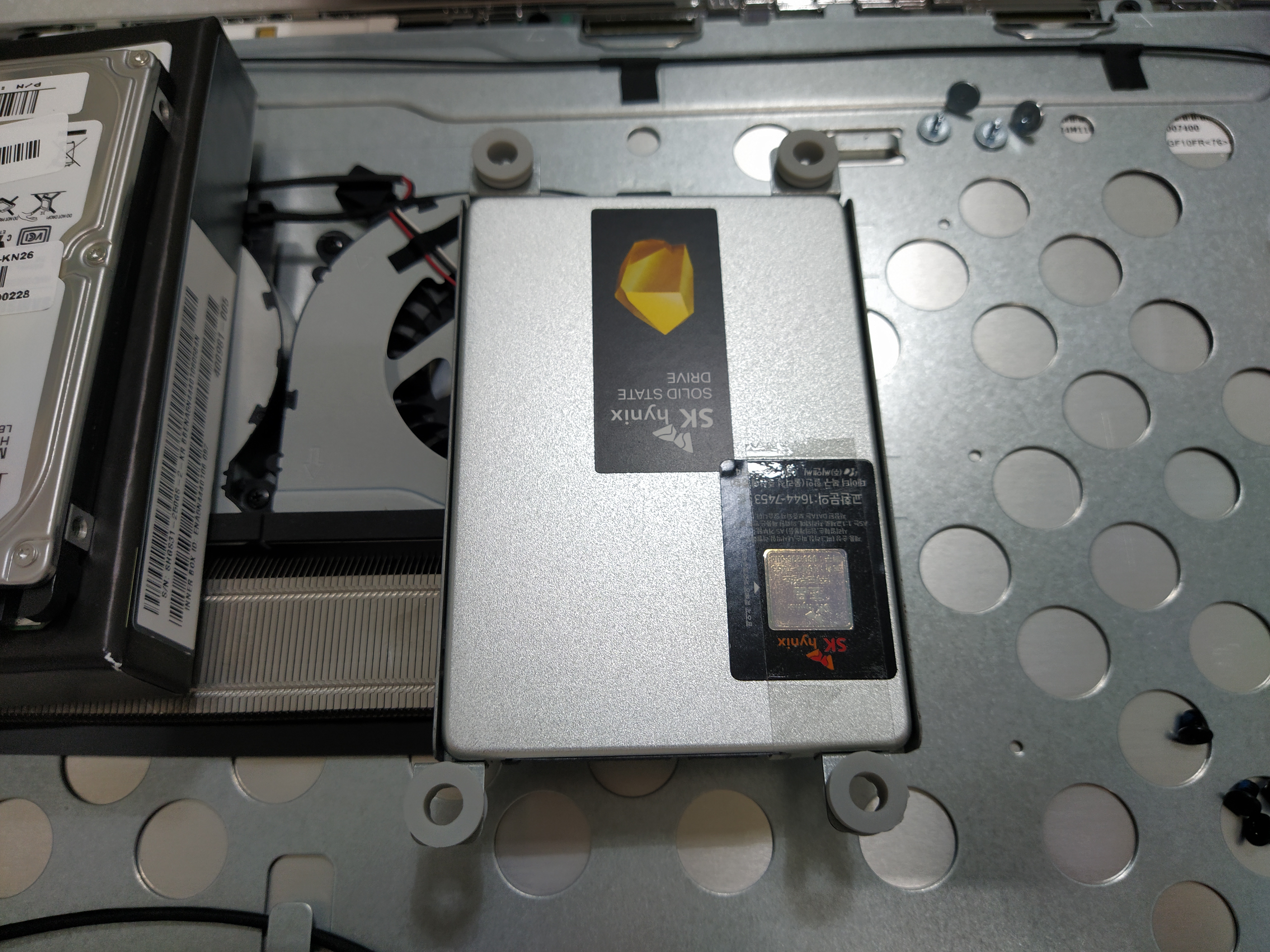 기존의 하드디스크는 제거하고 SK하이닉스 250기가짜리 SSD로 업그레이드를 진행했습니다. 