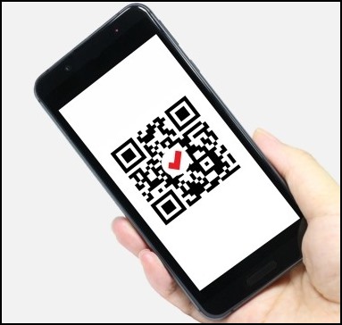 핸드폰으로-QR-코드-스캔하고-있는-모습