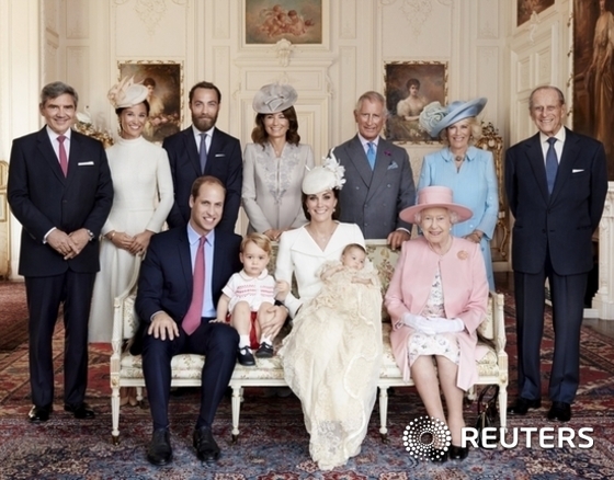 지난 2015년 샬럿 공주의 세례식 이후 샌드링엄하우스에서 찍은 영국 왕실 가족사진이 공개됐다.앞줄 왼쪽부터 영국 윌리엄 왕세손(영국 왕위계승2순위), 조지 왕자(왕위계승 3순위), 케이트 미들턴 왕세손비, 샬럿 공주(왕위계승 4순위), 엘리자베스여왕.뒷줄 왼쪽부터 마이클 미들턴(아빠), 피파 미들턴(여동생), 제임스 미들턴(남동생), 캐롤 미들턴(엄마), 찰스 웨일스 왕자(왕위계승1순위), 카밀라 콘월 공작부인, 필립 에든버러공작.