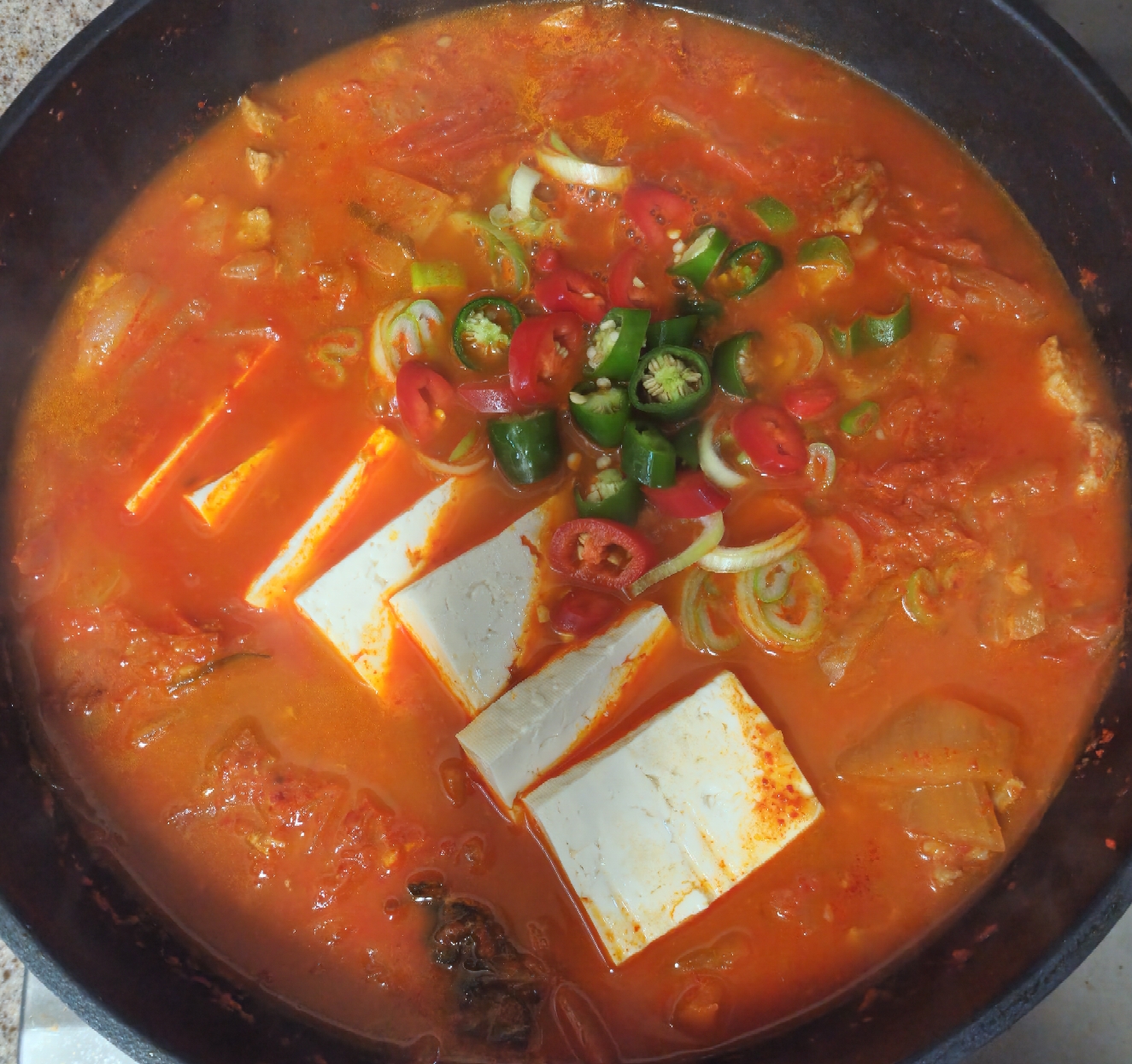 마무리-재료를-넣고-끓이는-모습