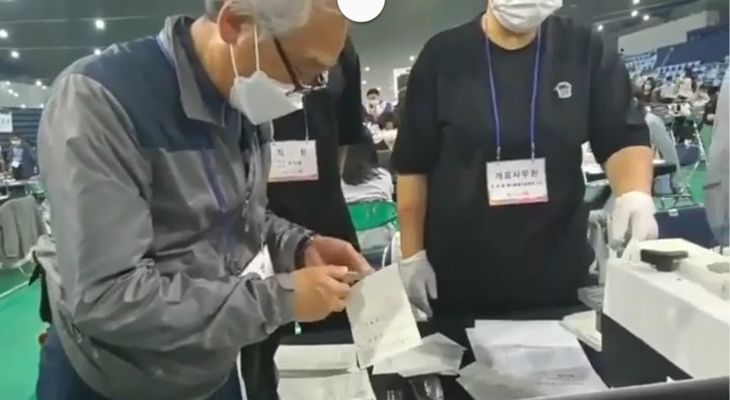  밥먹고 선거준비만 하는 선관위, 무슨 초보들도 아니고 말도 안되는 실수를...