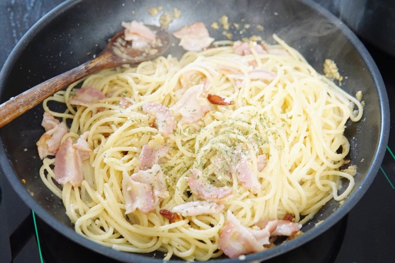 만들기 올리브오일 파스타 종류, 면에 삶은 베이컨을 넣은 알리오올리오 파스타 13