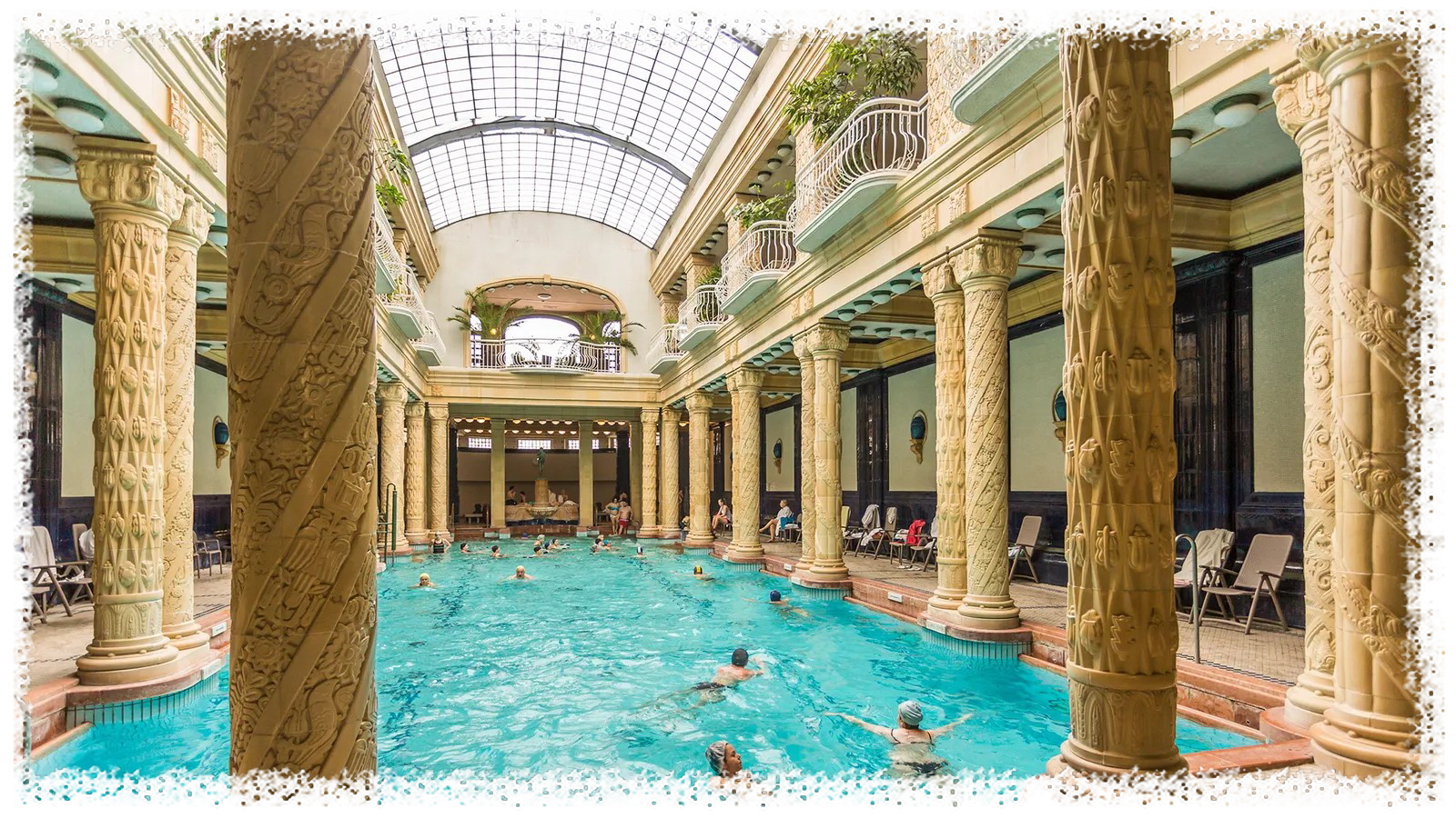 겔레르트 온천탕(Gell&eacute;rt Thermal Bath)은 회복력이 있는 온천수만큼이나 드라마틱한 탈퇴 아르누보 건축물로도 유명합니다