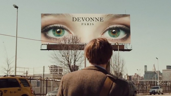 아이오리진스 에서 눈 광고판을 보는 이안의 모습