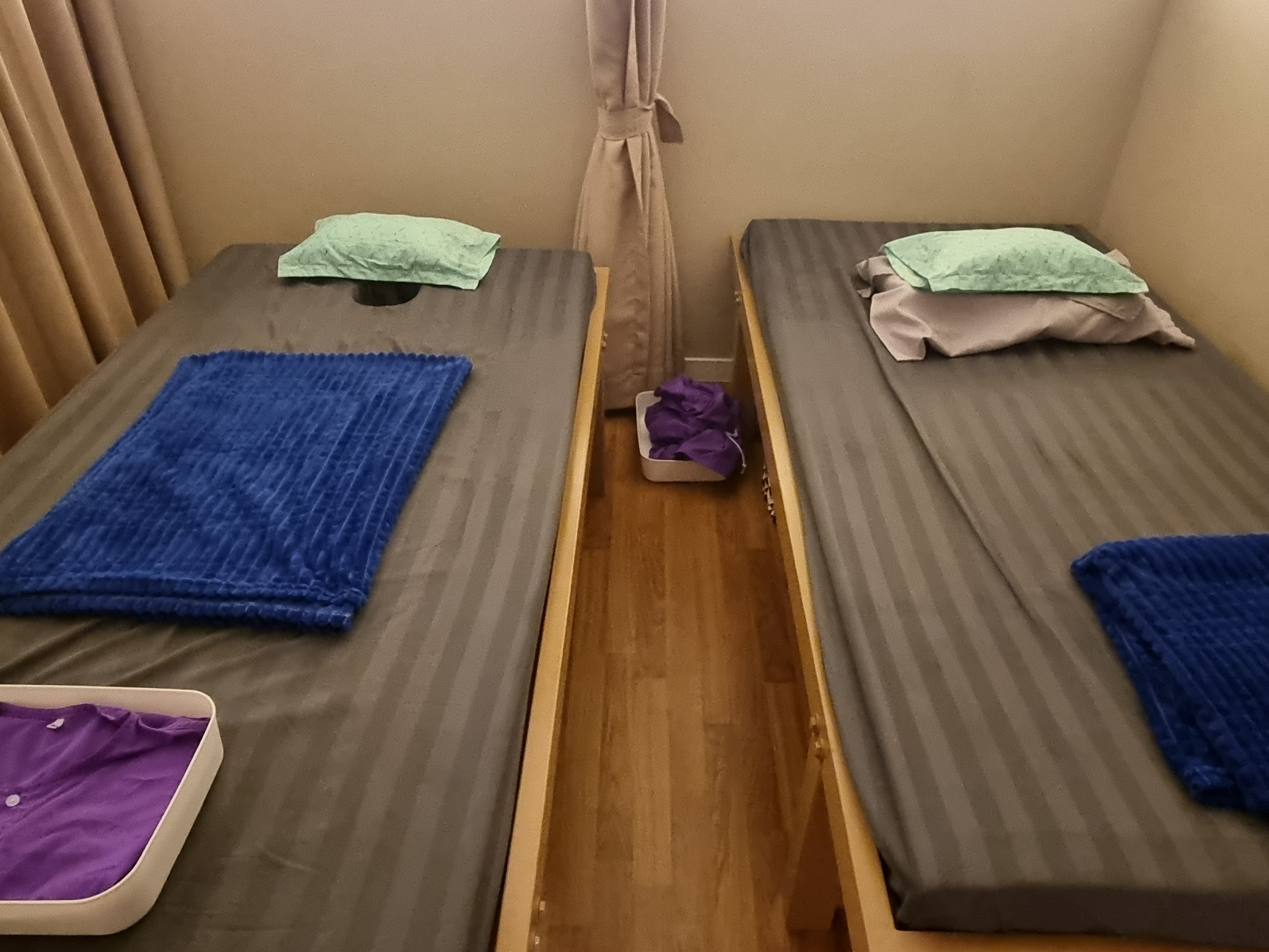 머리 놓는 자리에 구멍이 뚫려 있는 마사지 침대