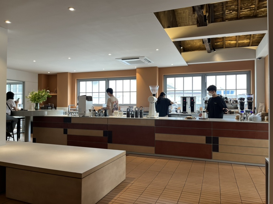 문래동에 있는 힙 카페, 커피보다 빵이 더 맛있다! 폰트 가게 11