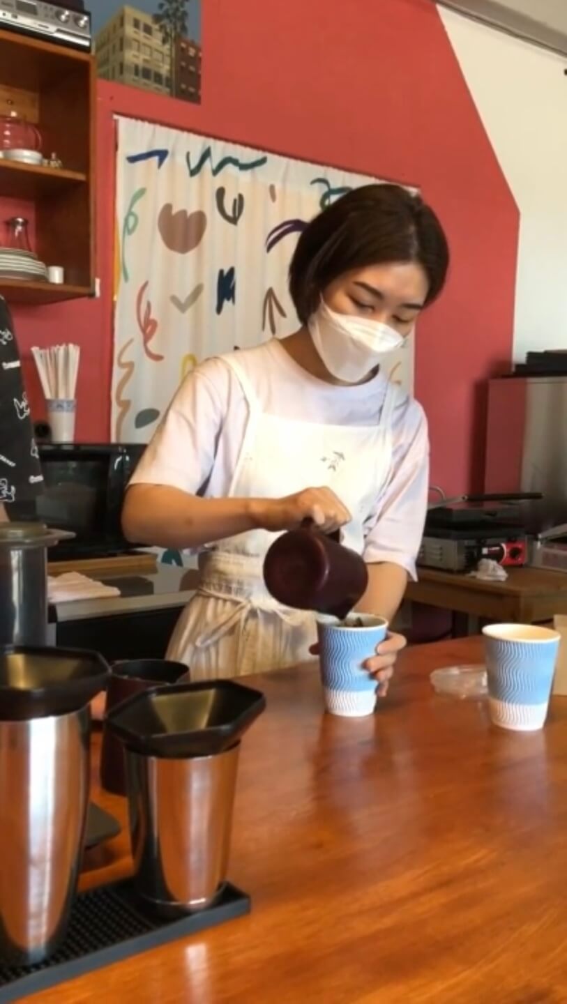 에어로프레스로 커피를 내려주는 남편 사장님과 그 커피를 컵에 담아주시는 여자 사장님