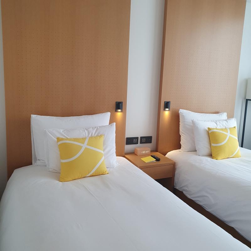 명동 L7 호텔 슈페리어 트윈 룸 침대의 모습