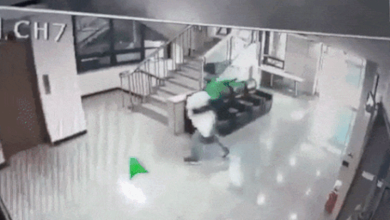  대구 빌딩 화재 7명 사망 방화 용의자 현장서 숨져 [영상] 변호사 사무실서 민원인이 불만 품고 불 지른 듯 과학수사대 등을 현장에 투입해 정확한 화재원인 등을 조사 중 흉포한 범죄