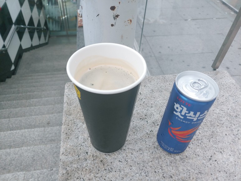 사자성어 1000개 물(음료) 비닐라벨 1000개를 모우다. 커피 주문시 웬만해선 플라스틱 뚜껑과 45