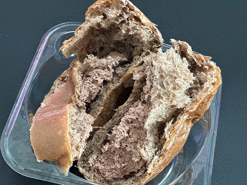 연세우유 초코생크림빵 반쪽