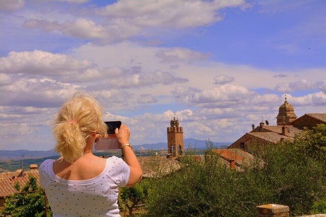 건물과 풍경 사진을 찍고 있는 여인