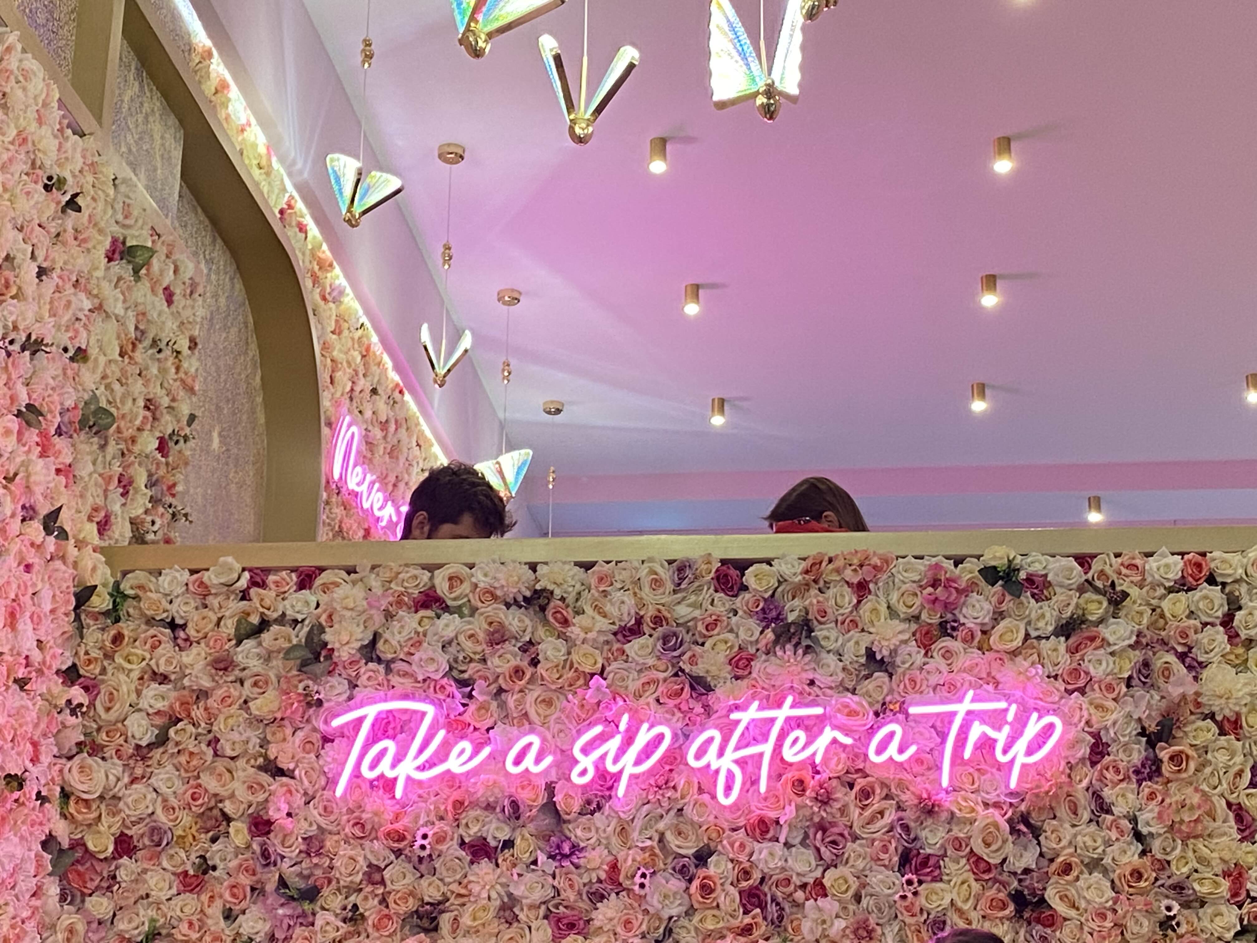 꽃-장식-벽-위-핑크-네온-글씨
