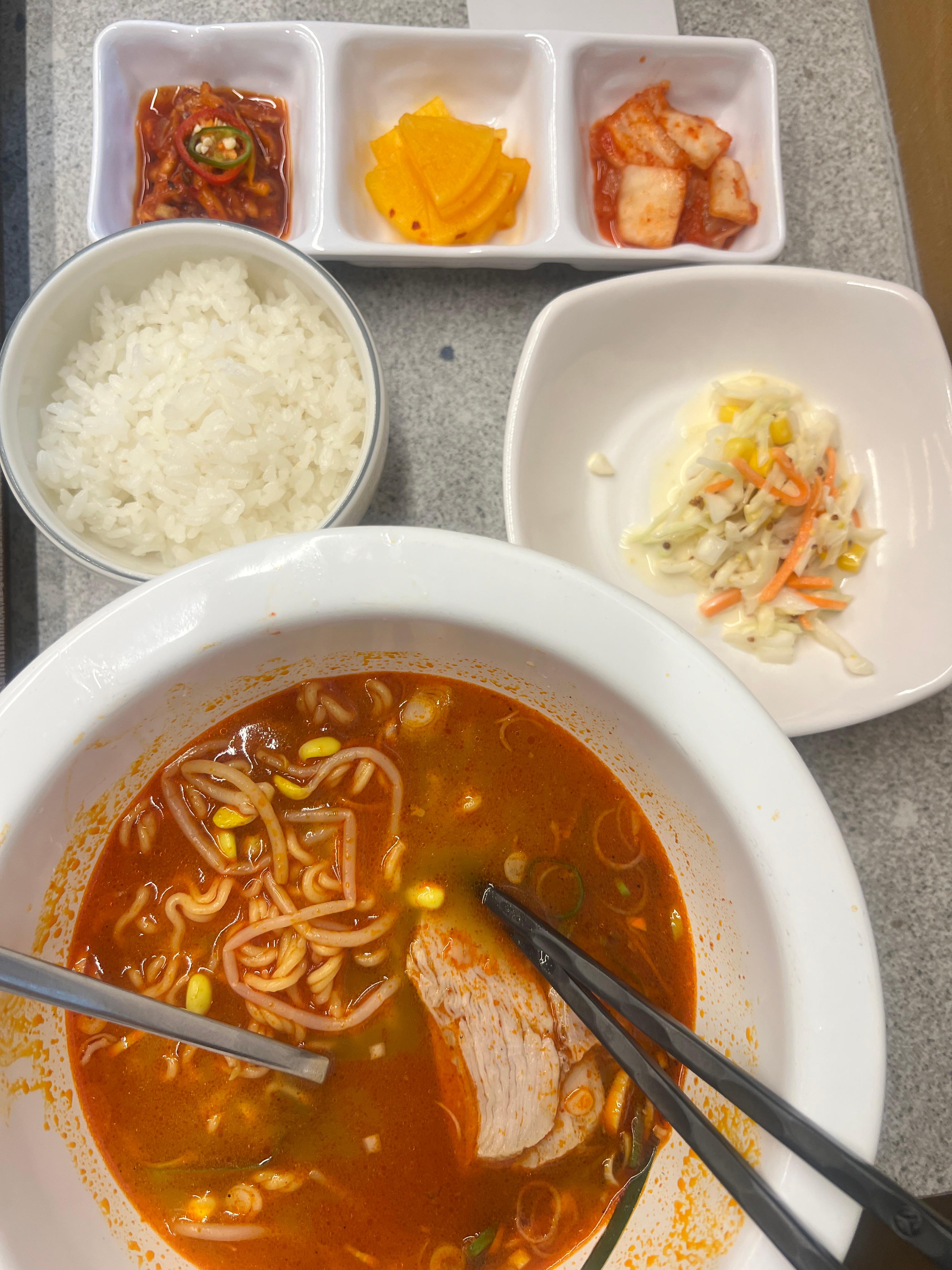 동백 돼지 라면 소반