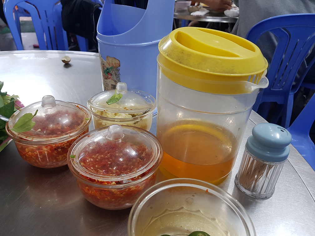 붕따우 여행 로컬 맛집 반콧 전문점 Banh Khot 14 - 느억맘&#44; 금귤&#44; 다진고추&#44; 다진마늘