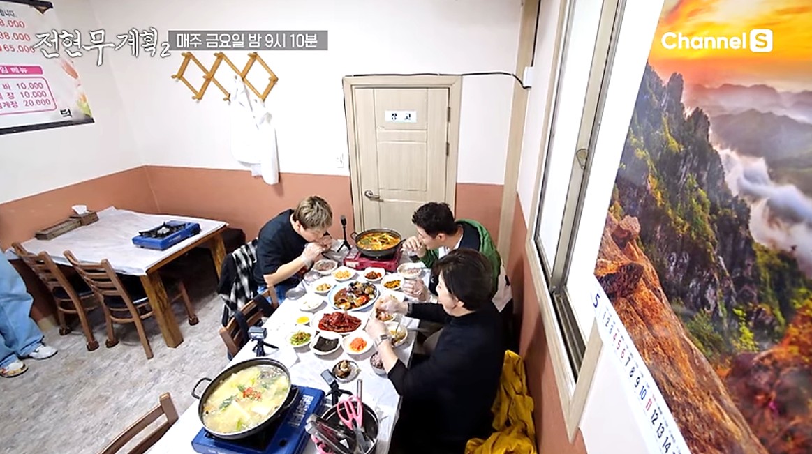 충남 한바퀴 미식 여행 세 번째 여정지인 태안의 향토 음식점에서 게국자, 우럭젓국, 간장게장과 양념게장을 한 상 가득 차려놓고 폭풍 먹방을 하고 있는 박정수, 전현무 그리고 곽튜브