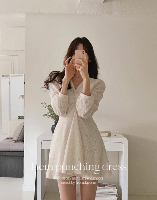 라엠 펀칭 플레어미니원피스