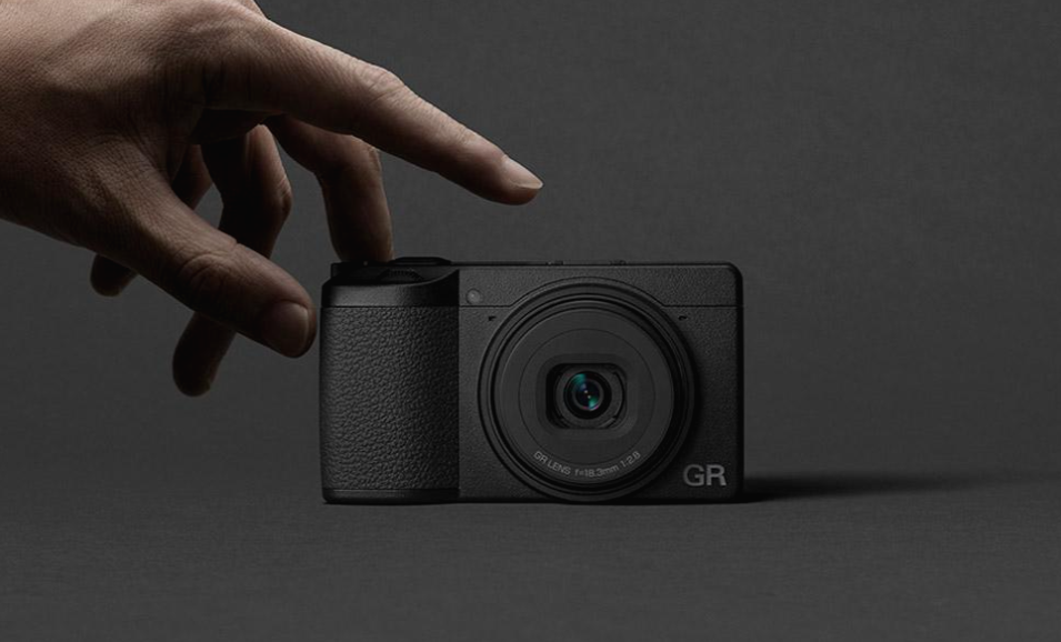  최고의 여행용 카메라 리코 GR3. 디자인도 굿.
