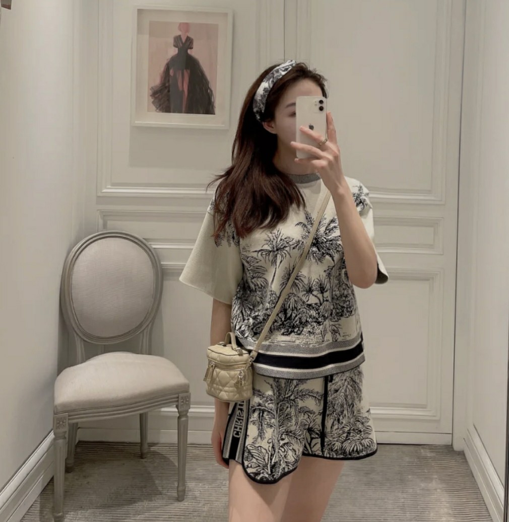  [DIOR] 디올 체즈 모이 반팔 니트 스웨터 & 쇼츠 SET 124S23AM120_X0872