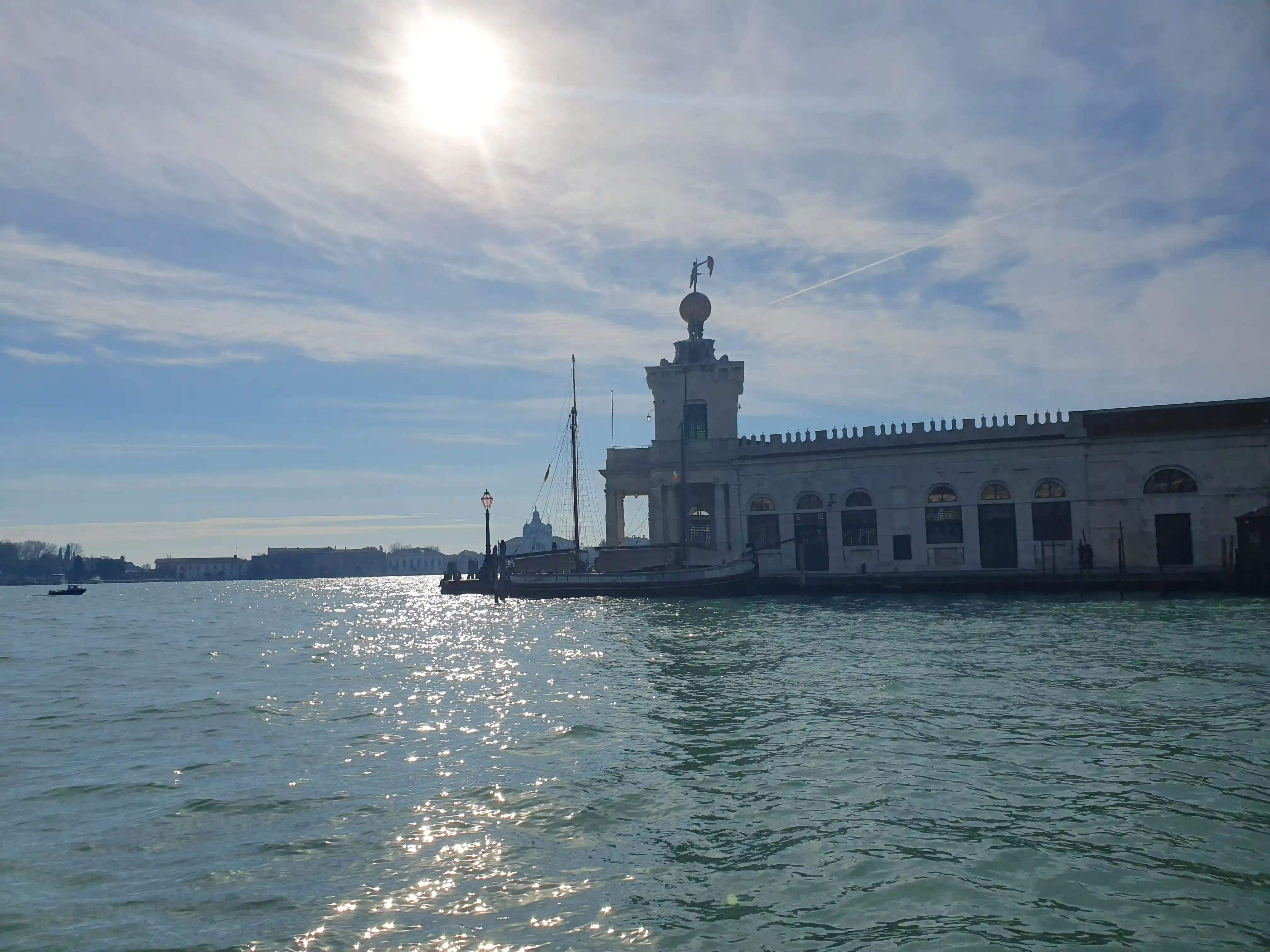 베네치아 보트에서 바다를 바라보는 사진3