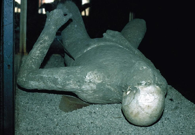폼페이에서 죽은 사람의 석고주형 모습