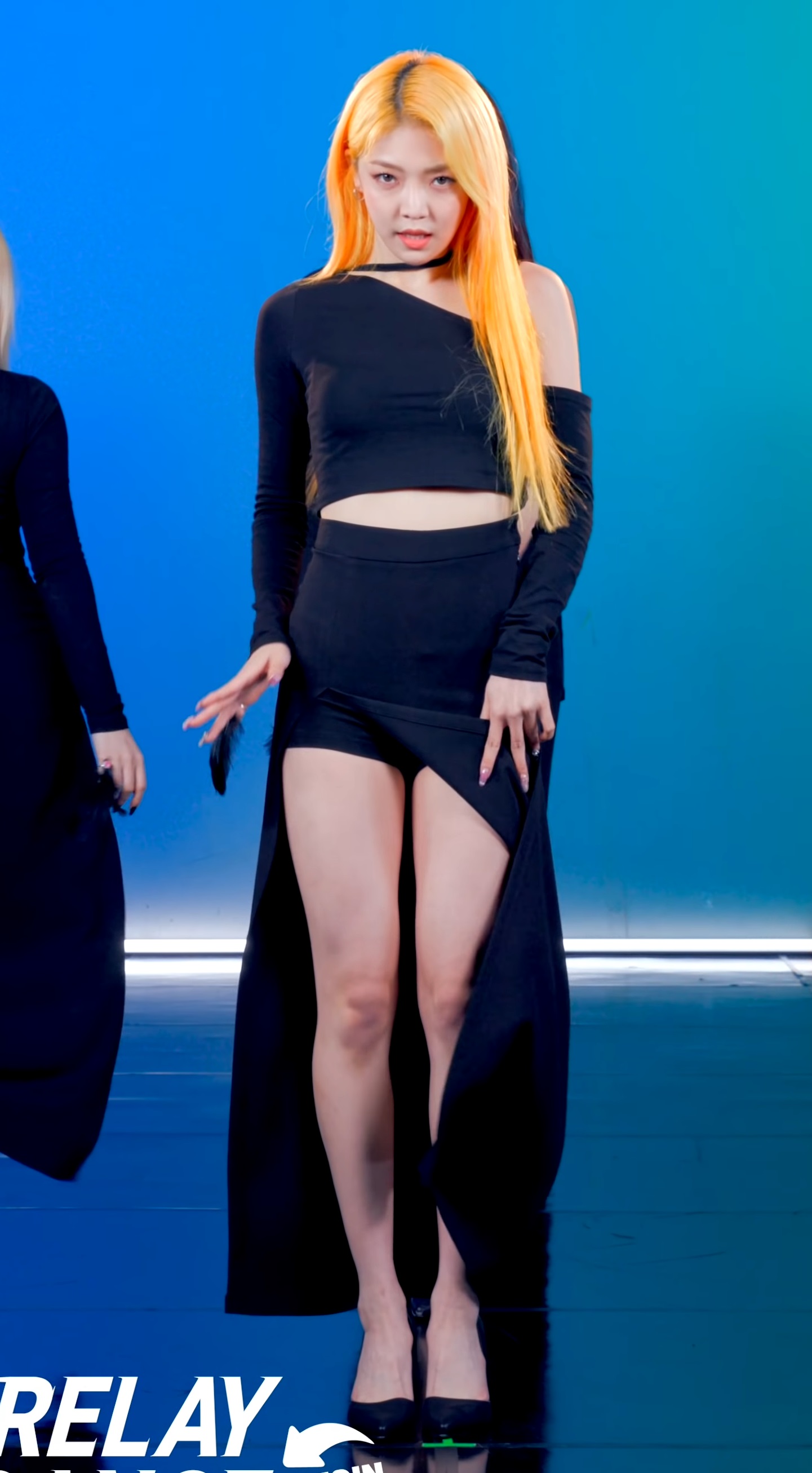 아이돌-idol-kpop-가슴-가슴골-슴골-boobs-cleavage-midriff-엉덩이-엉밑-엉밑살-butt-섹시-몸매-body-sexy-허벅지-thighs-도끼-cameltoe-nsfw-legs-cheeks-에버글로우-온다-everglow-onda