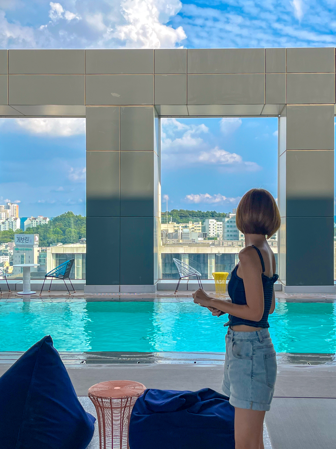 L7 홍대 호텔 22층 루프탑 수영장에 서있는 여자