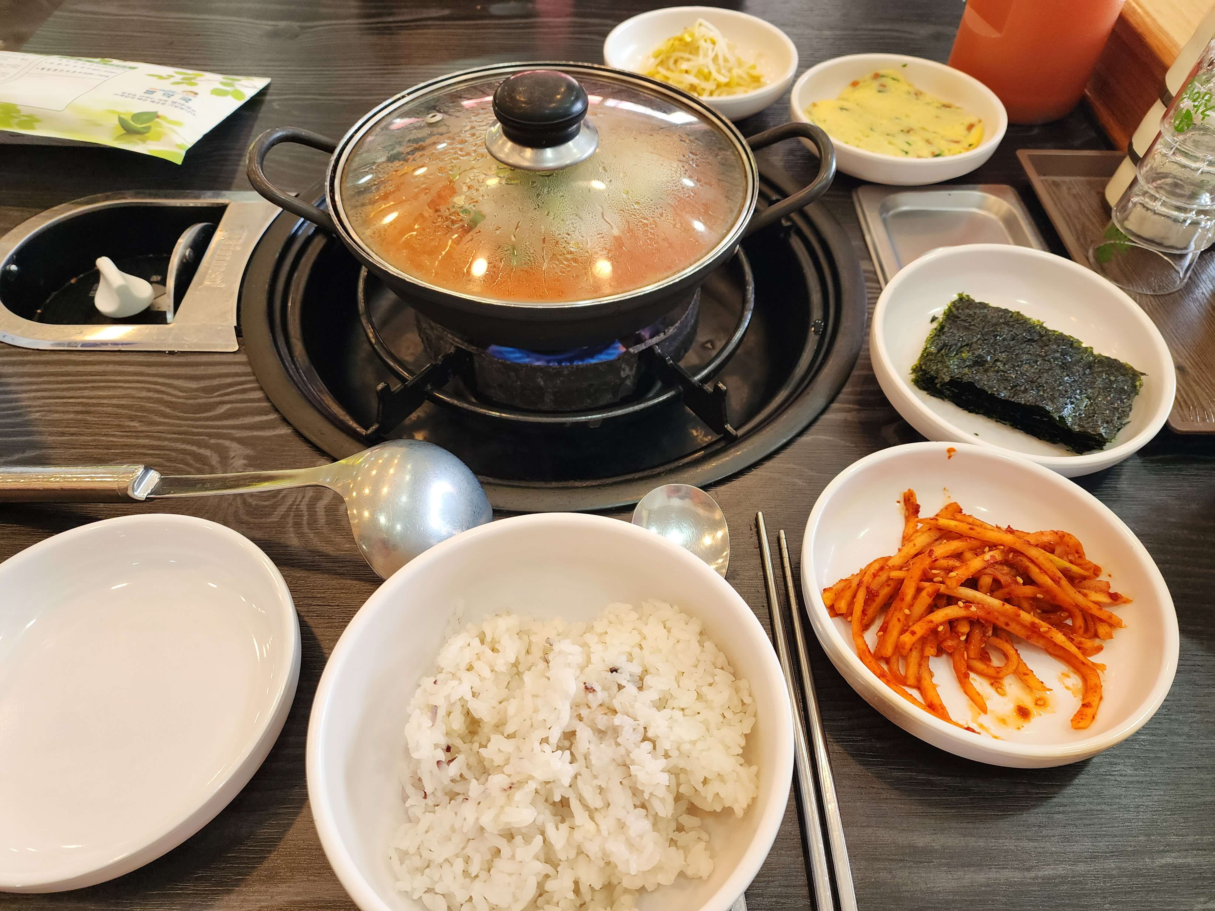 월수금-통돼지-김치찌개와-반찬