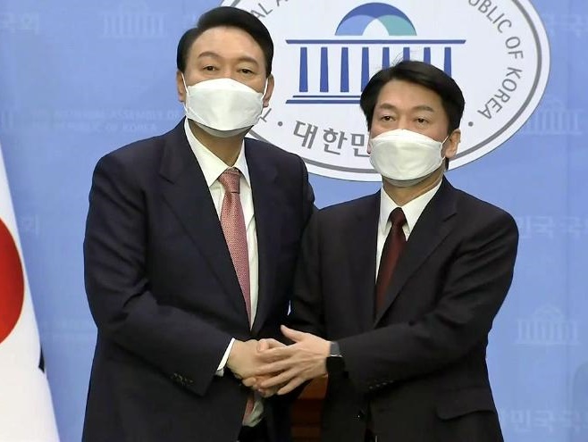 악수하는 안철수와 윤석열