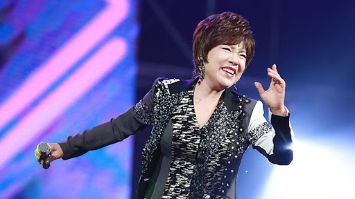 가수 김연자씨가 마이크를 무릎까지 내렸다 올리는 이유는?