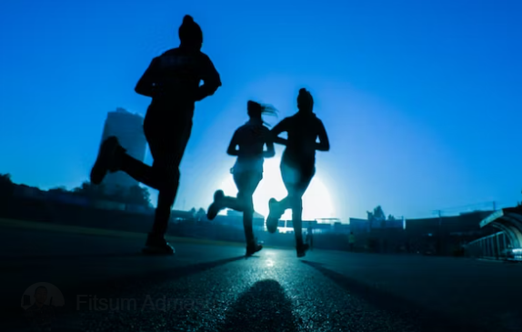 다이어트를-위해-개인-맟춤-운동을-하고-있는-세명의-여자들이-도로를-달리고-있다