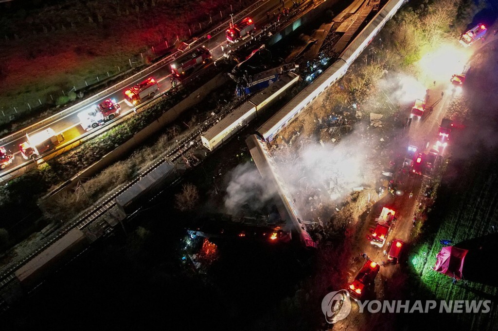 그리스 열차 2대 충돌, 26명 사망, 85명 부상, 수십명 부상