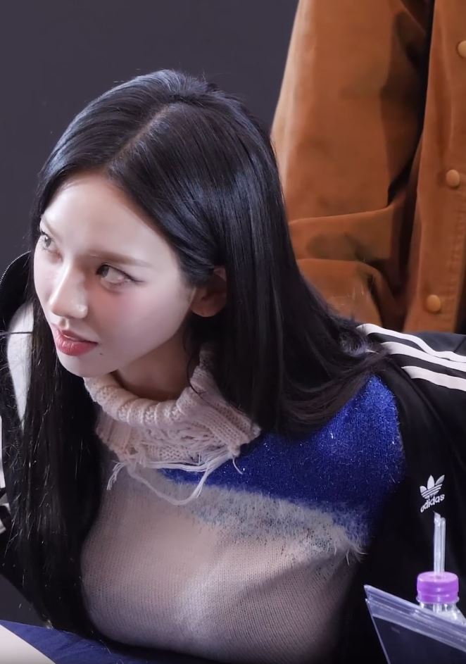  아디다스 저지 입은 에스파 카리나