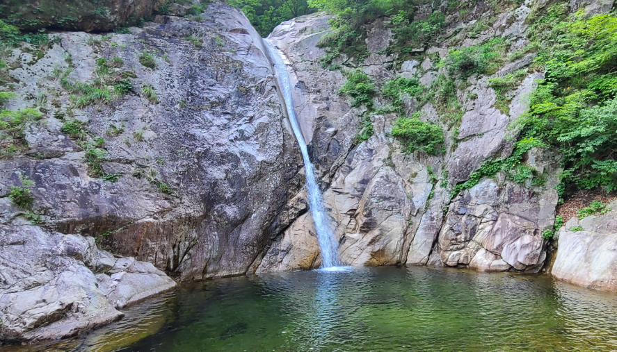 설악산 국립공원 폭포주변에서 시원한 인증사진